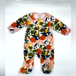 Footed sleeper with magnetic closure